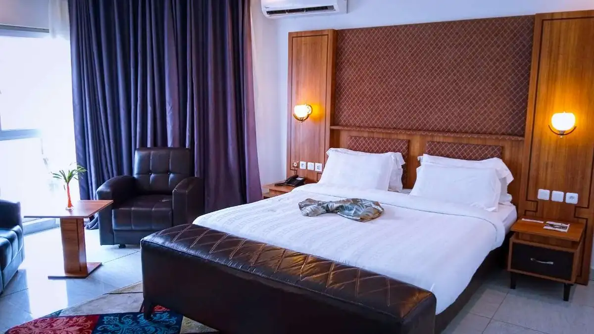 FINI-HOTEL 12