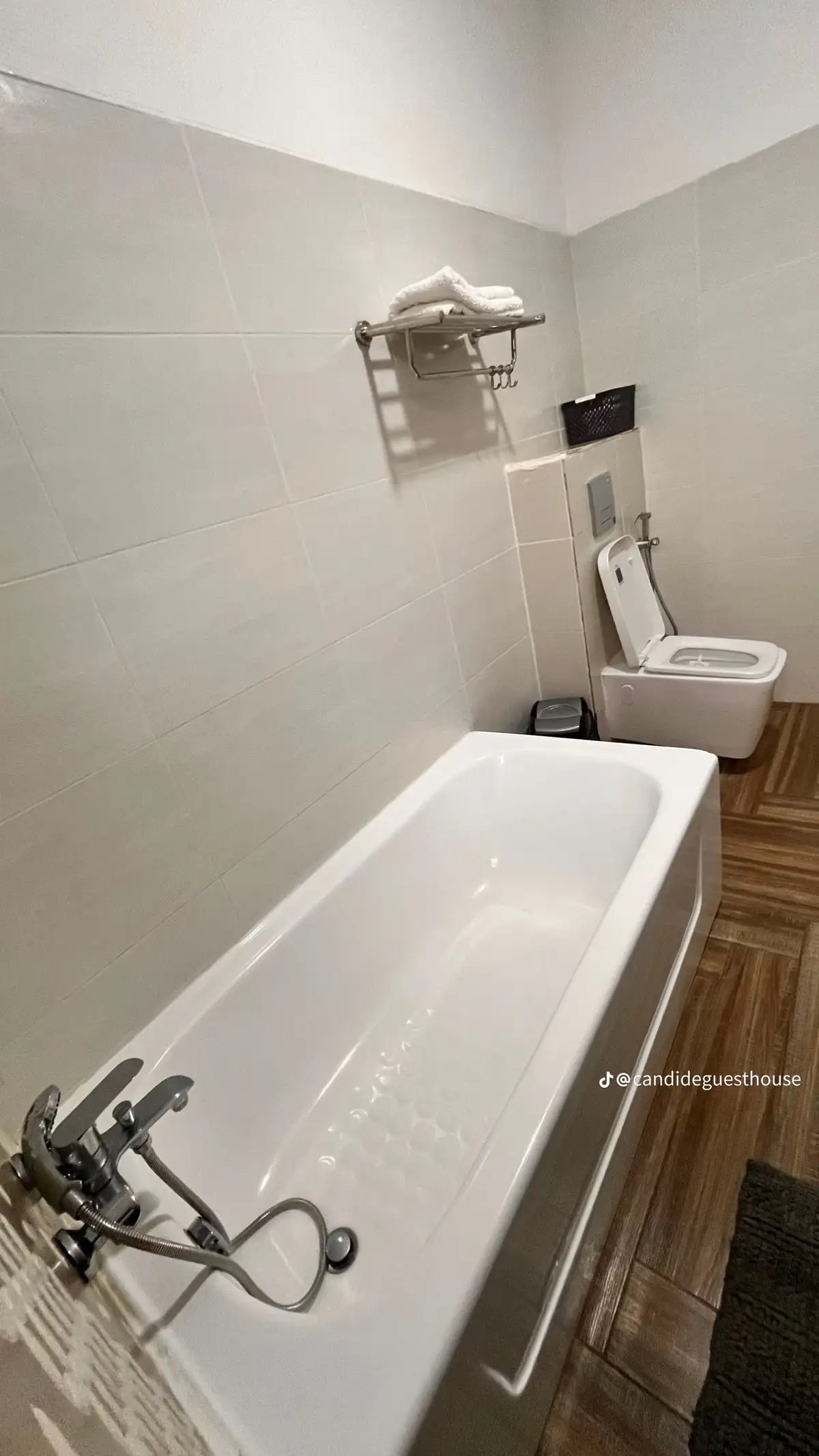 CANDID GUESTHOUSE 5